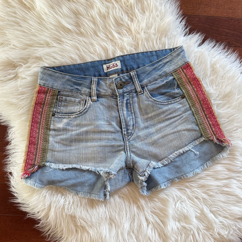 MUDD Jean shorts with boho details